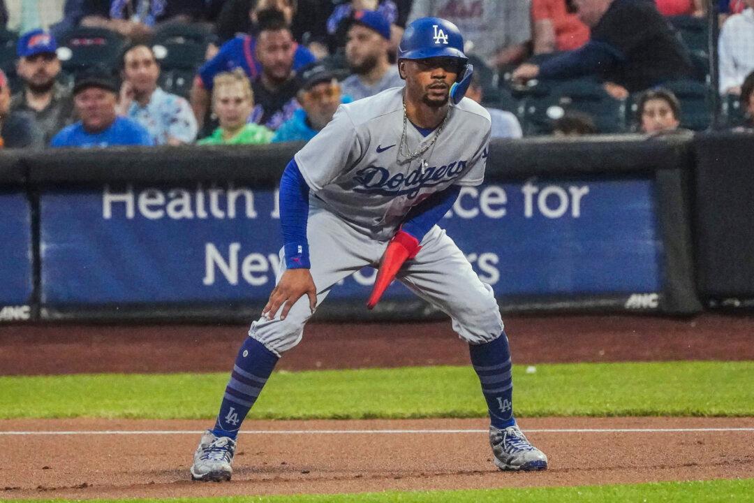 Betts’ Big Night Leads the Dodgers to a 5–1 Victory Over the Sloppy Mets