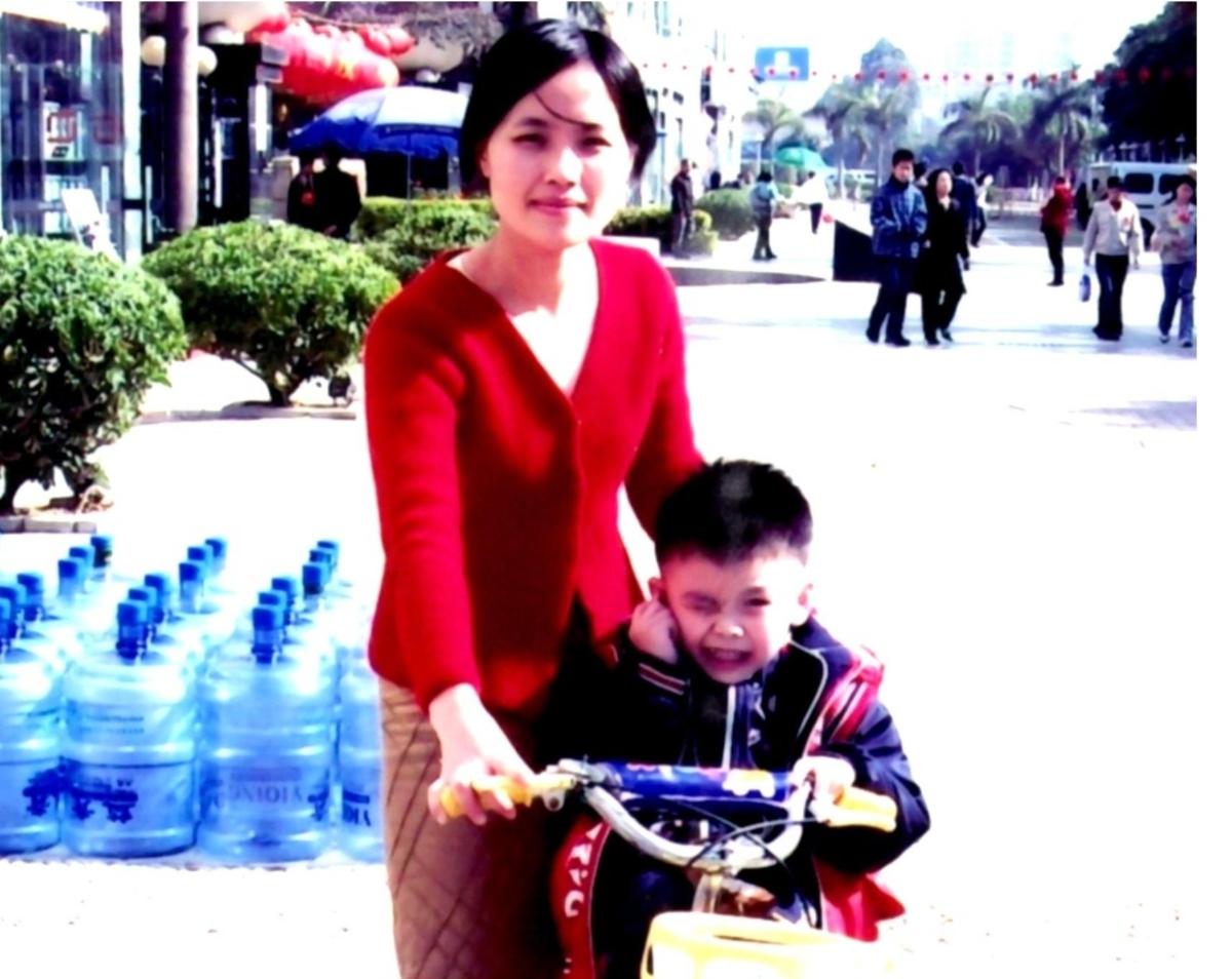 Feng Liping and her son in Shenzhen, in 2005. (Courtesy of Feng Liping)