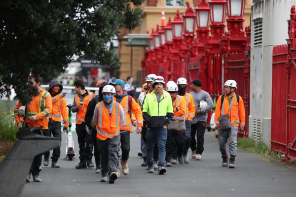 Workers wait for the end of the police work amid reports of a shooting in Auckland, New Zealand, on July 20, 2023. (Buda Mendes/Getty Images)