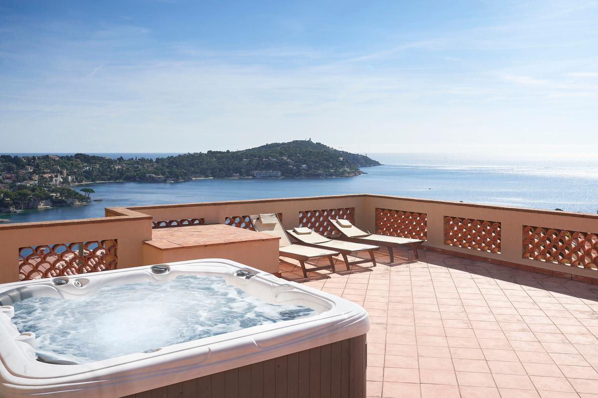 The villa’s upper deck is set up to allow the owners and their guests to relax in the hot tub, bask in the sunshine, and enjoy the amazing views in all directions. (Courtesy of Concierge Auctions, Toptenrealstatedeals.com)