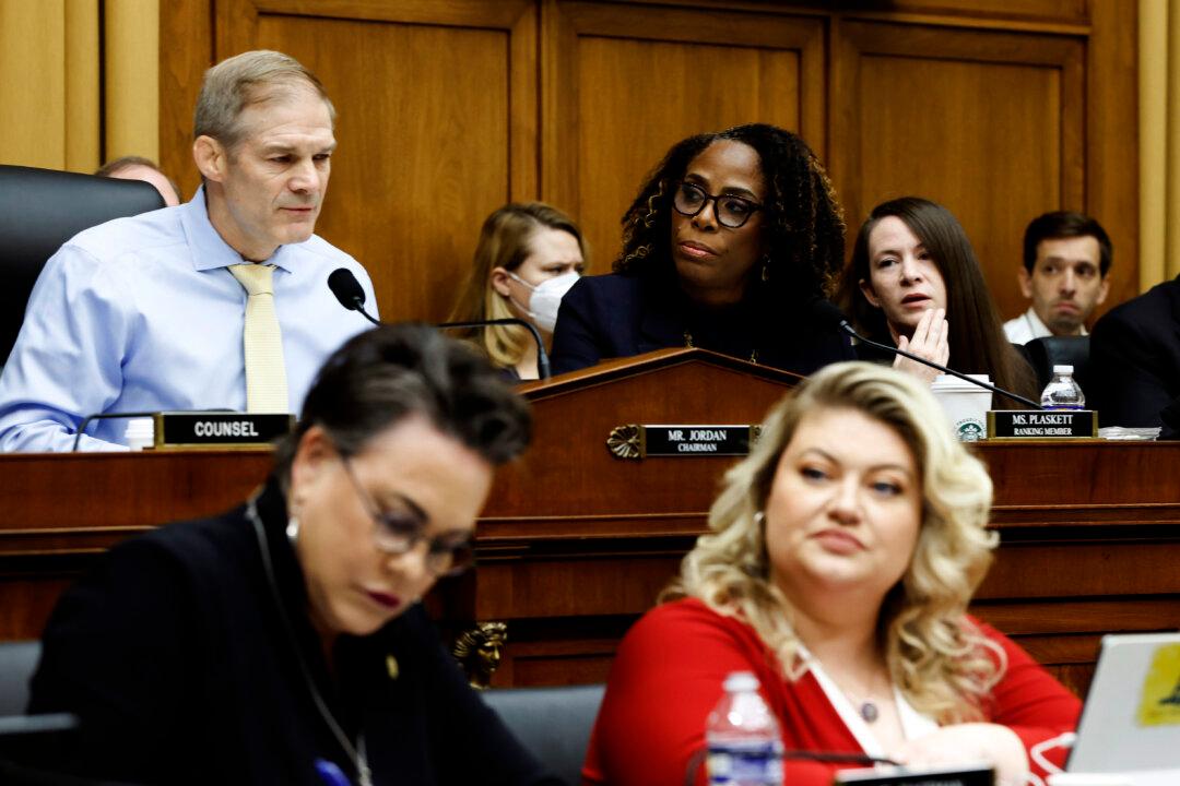 Banks Share Customers’ Private Data in Violation of 4th Amendment Rights, Witnesses Testify