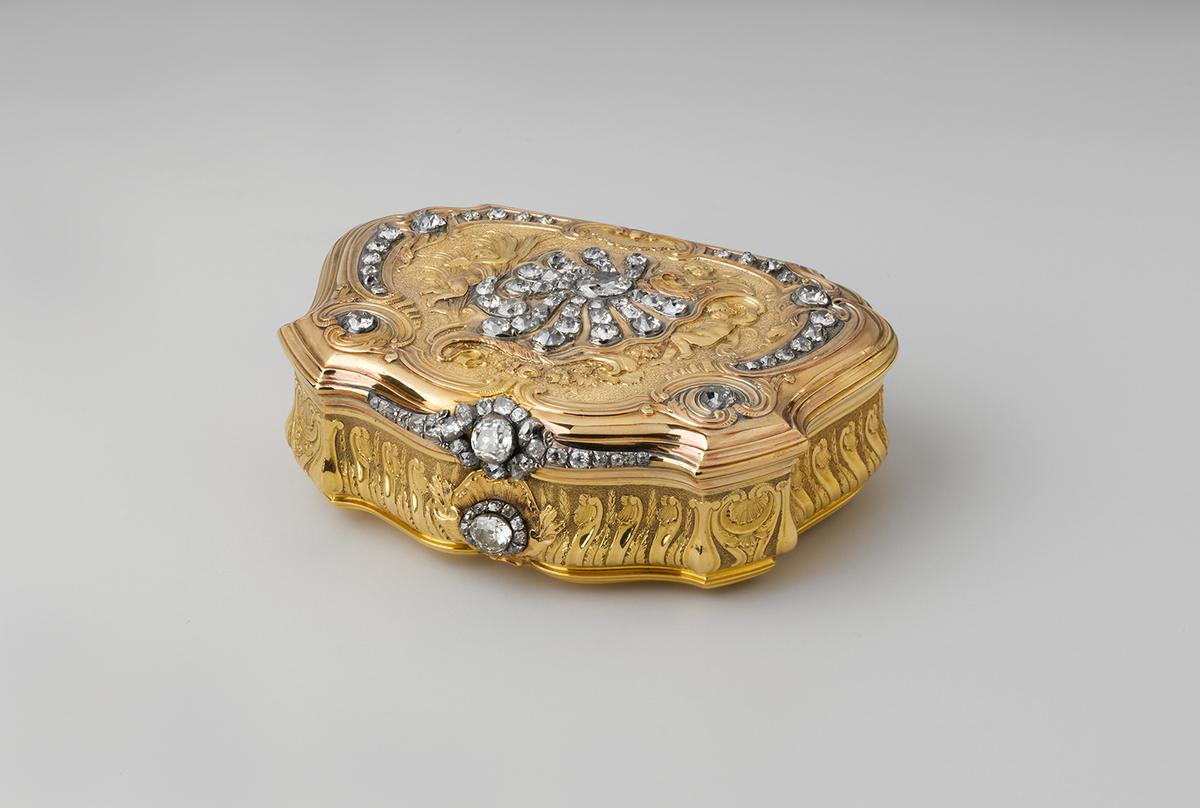 Snuffbox, 1734–1735, by Daniel Gouers. Gold, diamonds; 1 inch by 3.25 inches by 2.4 inches. The Metropolitan Museum of Art, New York. (Public Domain)
