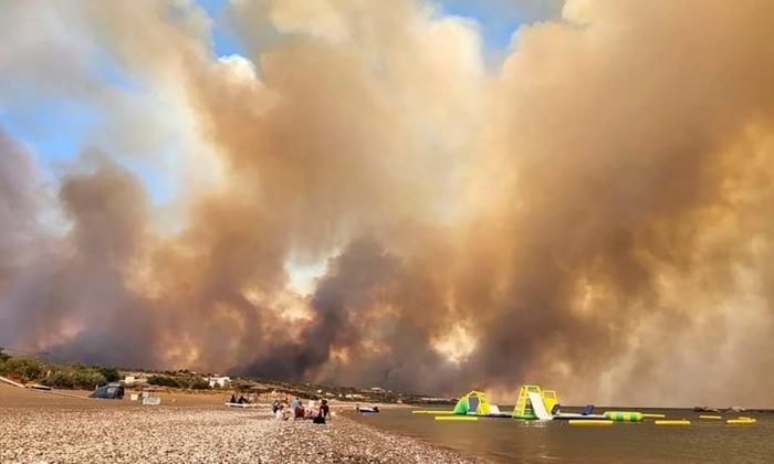 2,000 People Including Tourists Evacuated as Wildfire Rages on Greek Island of Rhodes