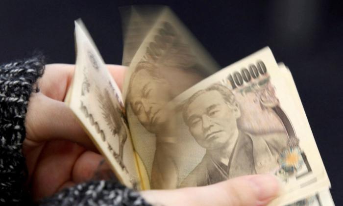 Dollar Steady Before Data; Yen Slips Despite GDP Surprise