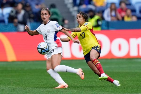 South Korea's Casey Phair (L) and Colombia's Carolina Arias compete for the ball during the Women's World Cup Group H soccer match between Colombia and South Korea at the Sydney Football Stadium in Sydney on July 25, 2023. (Rick Rycroft/AP Photo)