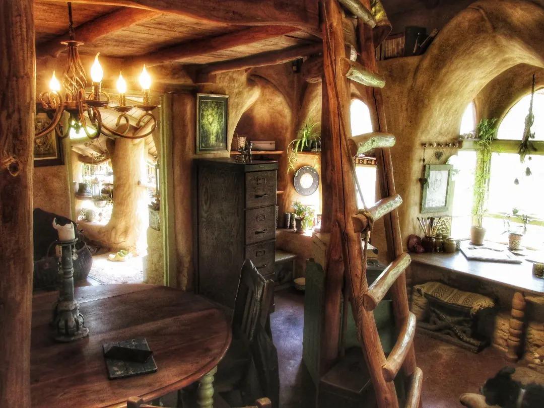 A work area inside the hobbit home. (Courtesy of <a href="https://www.facebook.com/katherinewyvern">Katherine Wyvern</a>)