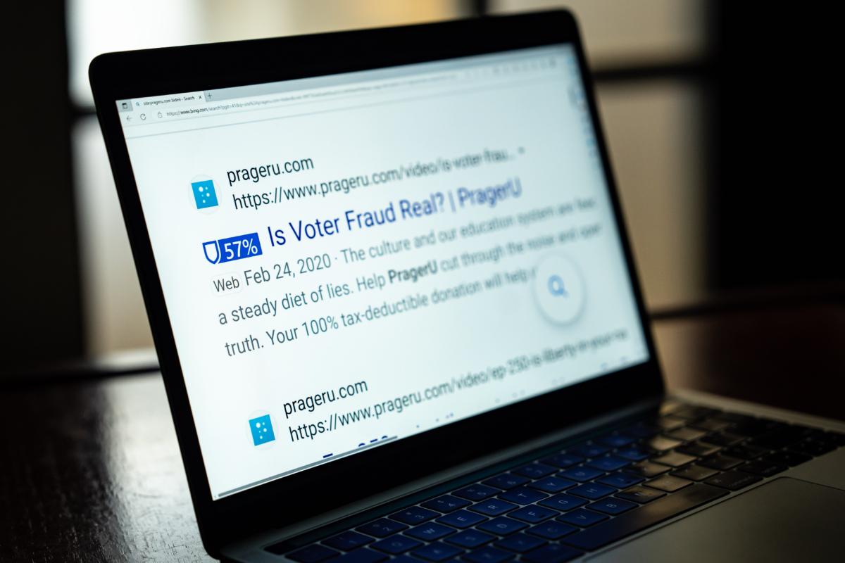 A NewsGuard rating on a PragerU article is displayed on a laptop in New York City on July 26, 2023. (Samira Bouaou/The Epoch Times)