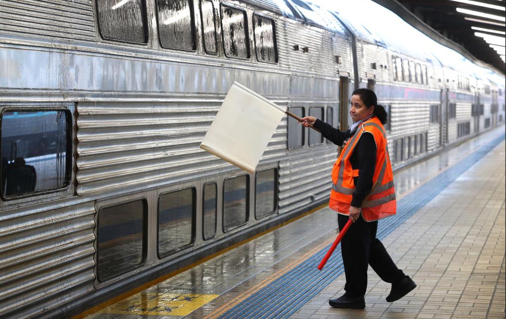 Trains to Run on Thursday as Rail Union Backs Down