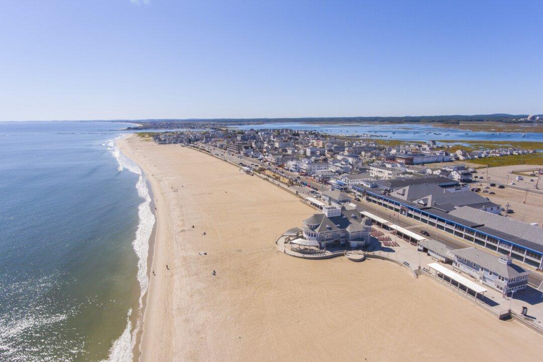 A Small Plane Towing a Banner Lands in the Ocean Off a Crowded New Hampshire Beach; Pilot Unhurt