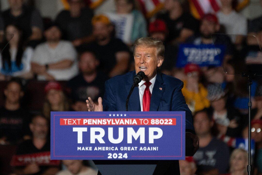 Trump: US Should Halt Aid to Ukraine Amid Biden Corruption Probe