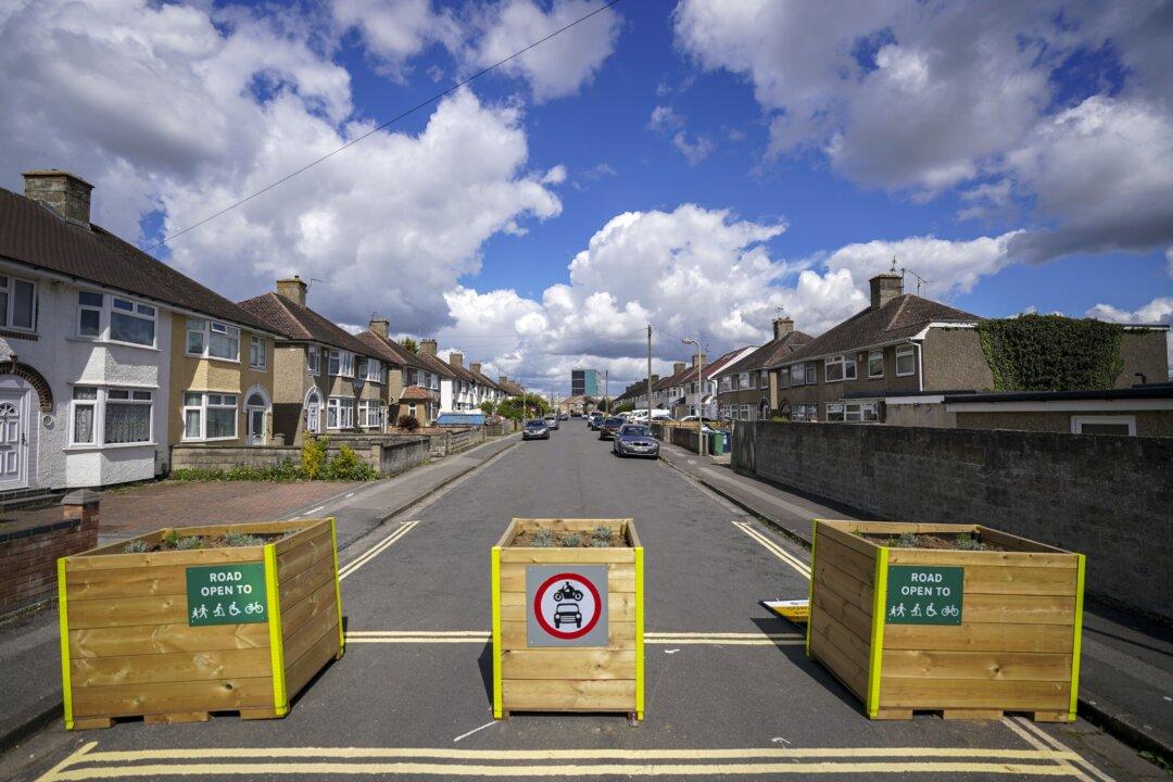 Sunak Pledges to Stop ‘Blanket’ Traffic-Restricting Schemes