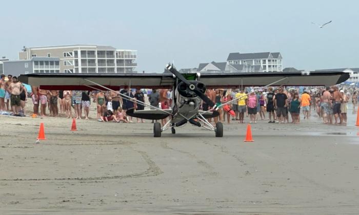 New Hampshire Beachgoers Witness Small Plane Crash Into Surf, Flip in Water