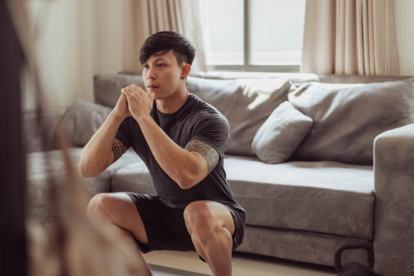 <span class="caption">You don’t need any equipment for squats. </span>(Sarayut Sridee/Shutterstock)
