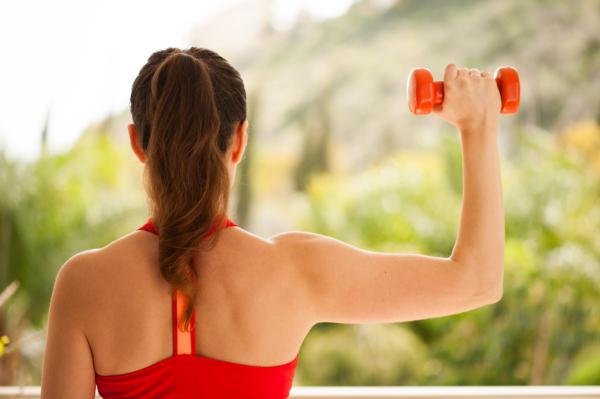 <span class="caption">Vertical pushes involve lifting a weight from the chest to over your head. </span>(Julia Albul/Shutterstock)