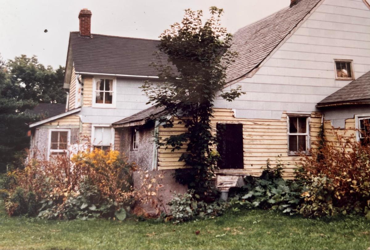 The Simpson's home in 1984, prior to restoration. (Courtesy of Ronnie Simpson)