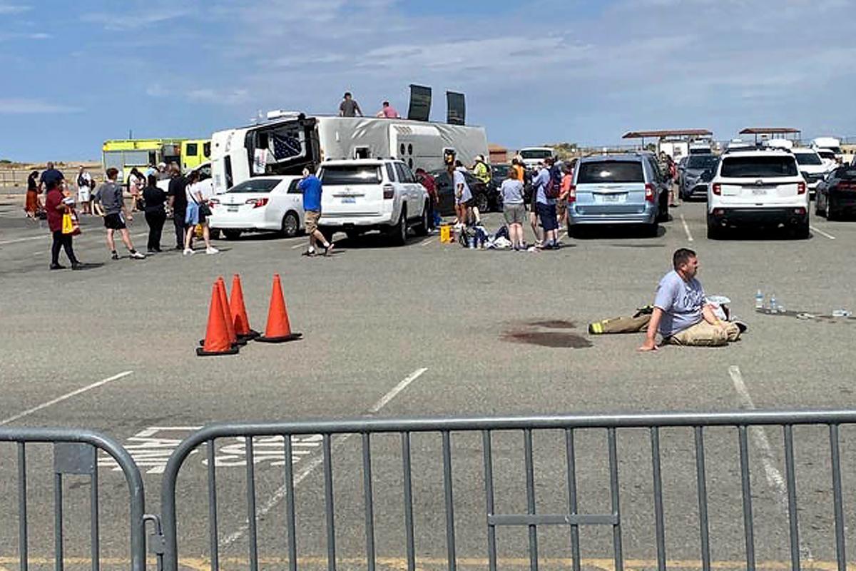 One Dies, 8 Others Injured in Tour Bus Rollover at Grand Canyon West