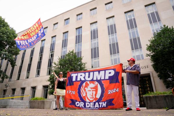 Pro-Trump protesters gather around the E. Barrett Prettyman federal courthouse in Washington on Aug. 3, 2023. (Madalina Vasiliu/The Epoch Times)