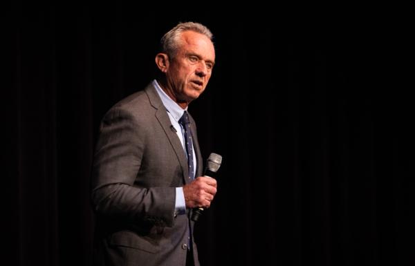 Democratic presidential candidate Robert F. Kennedy Jr. speaks to a crowd of more than 300 at the premiere of his documentary, "Midnight at the Border," detailing his trip to the U.S.-Mexico border in Arizona, in Beverly Hills, Calif., on Aug. 3, 2023. (John Fredricks/The Epoch Times)