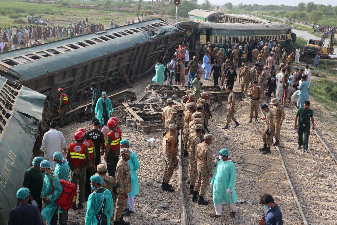 Express Train Derails in Southern Pakistan, Killing 30 People and Injuring Over 90