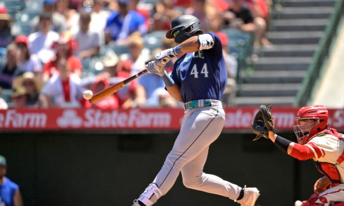 Eugenio Suarez Comes Through in 10th as Mariners Sweep Angels