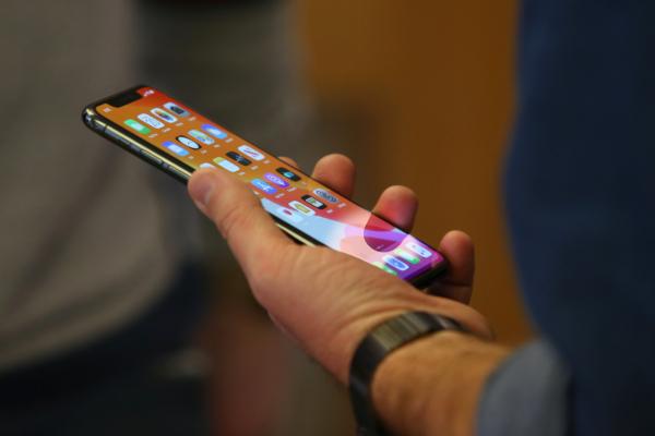 Customers look at iPhone models at Apple Store in Sydney, Australia, on Sept. 20, 2019. (Jason McCawley/Getty Images)