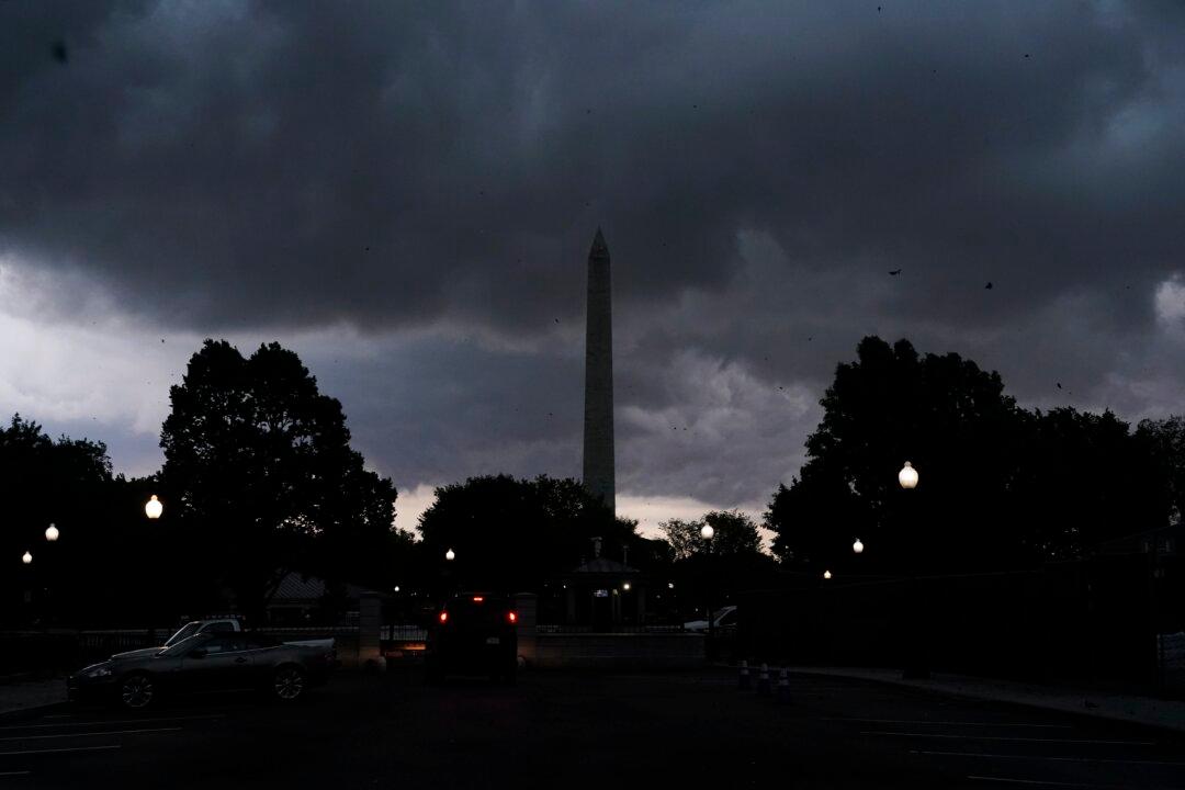 At Least 2 Dead, Thousands of Flights Cancelled, 1.1 Million Lose Power in Eastern US Storms