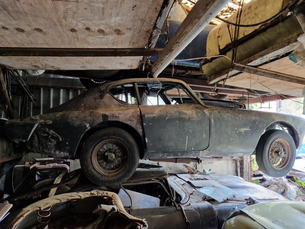 Neglected classic cars in a decrepit barn in the south of England. (Courtesy of Anglia Car Auctions)