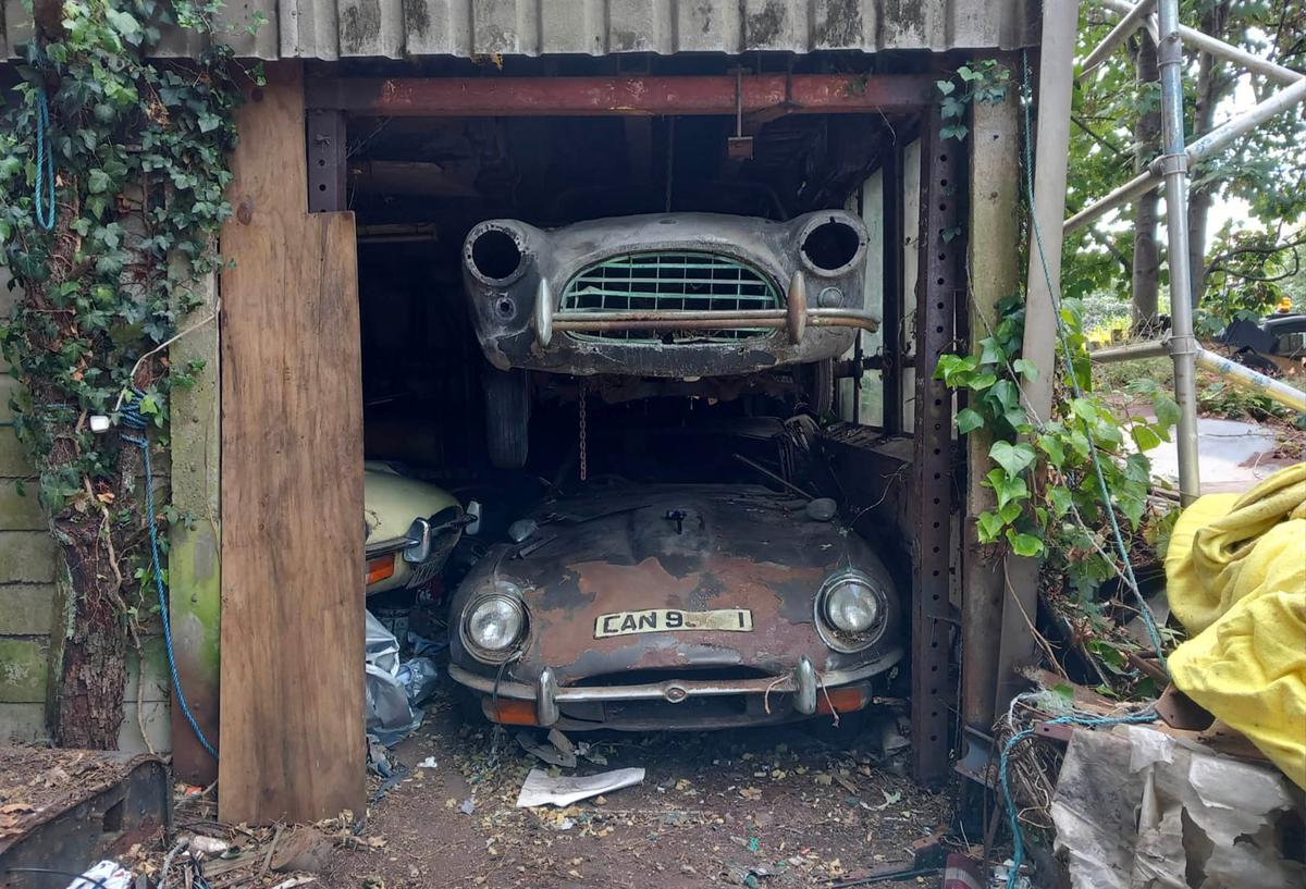 Vintage cars inside the dilapidated barn. (Courtesy of Anglia Car Auctions)