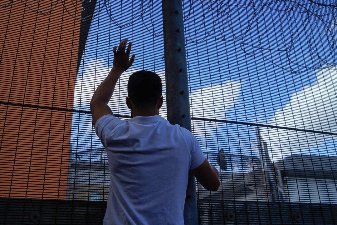 UK Eyes Overseas ‘Return Hubs’ to Speed Up Deportations of Failed Asylum Seekers