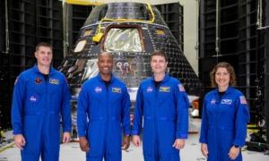 Astronauts Get First Look at the Spacecraft That Will Fly Them Around the Moon