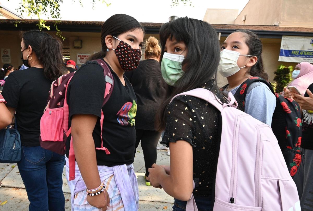 Students and parents arrive masked for the first day of the school year at Grant Elementary School in Los Angeles, Calif., on Aug. 16, 2021. (Robyn Beck/AFP via Getty Images)