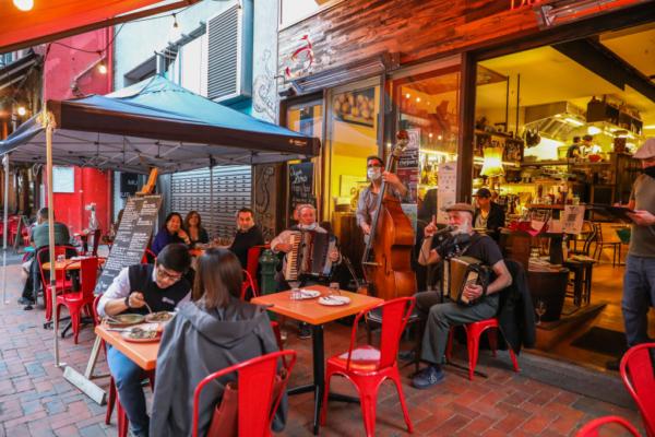 Diners at a restaurant are seen in Melbourne, Australia, on Oct. 22, 2021. (Asanka Ratnayake/Getty Images)