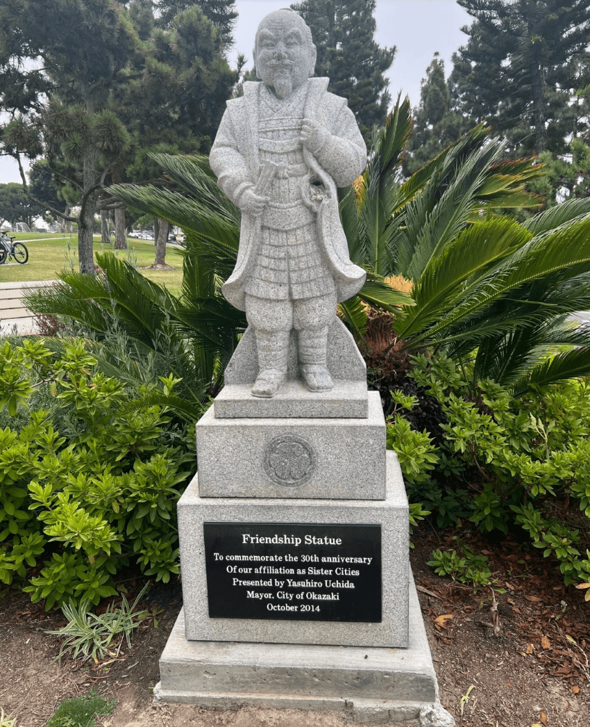 "Friendship Statue" at Irvine Terrace Park in Newport Beach, California. (Courtesy of Robyn Grant)