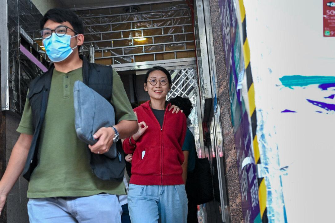 Hongkonger Detained by National Security Police Shows Fearlessness With Smiles