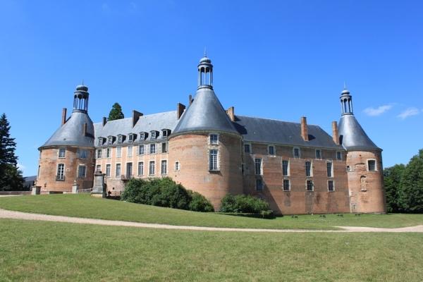 Château de Saint-Fargeau, Yonne, Bourgogne, France. (<a class="extiw" title="fr:Utilisateur:Christophe.Finot" href="https://fr.wikipedia.org/wiki/Utilisateur:Christophe.Finot">Christophe.Finot</a>/<a class="mw-mmv-license" href="https://creativecommons.org/licenses/by-sa/3.0" target="_blank" rel="noopener">CC BY-SA 3.0</a>)