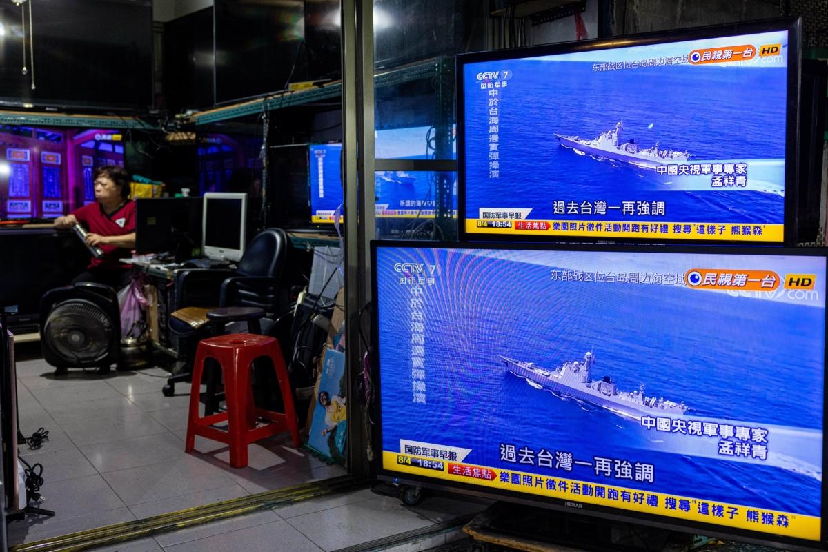 A television shows a news broadcast about China's conducting a live file drill around Taiwan at a local electrical repair store after Speaker of the House Nancy Pelosi's visit (D-Calif.) to Taipei, Taiwan, on Aug. 4, 2022. (Annabelle Chih/Getty Images)