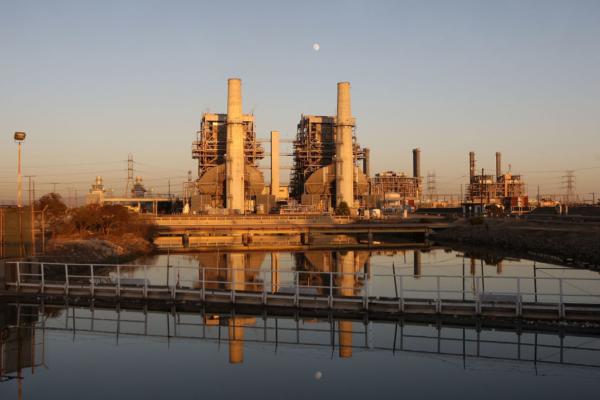 The AES Corporation 495-megawatt Alamitos natural gas-fired power station stands in Long Beach, Calif., on Oct. 1, 2009. (David McNew/Getty Images)