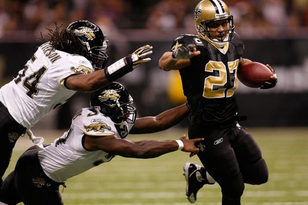 Aaron Stecker (27) of the New Orleans Saints avoids a tackle by Mike Peterson (54) and Brent Hawkins (57) of the Jacksonville Jaguars at the Louisiana Superdome in New Orleans, La., on Nov. 4, 2007. (Chris Graythen/Getty Images)