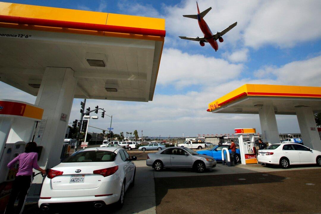 US Gasoline Prices at Year High, Tight Supply Weighs on Motorists