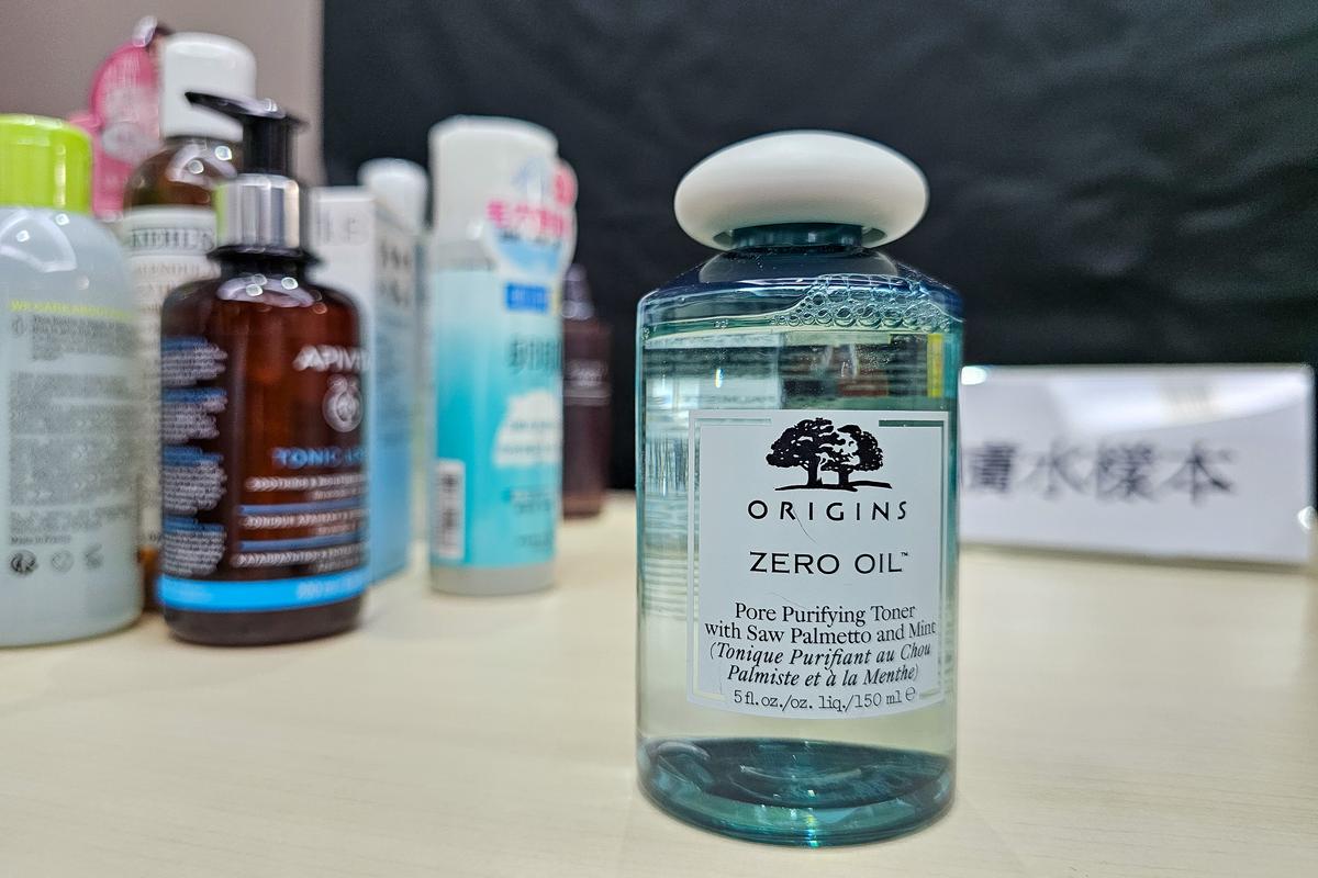 A sample of Origins' Pore Purifying Toner With Saw Palmetto & Mint on display on Aug. 15, 2023. (Sung Pi-lung/The Epoch Times)