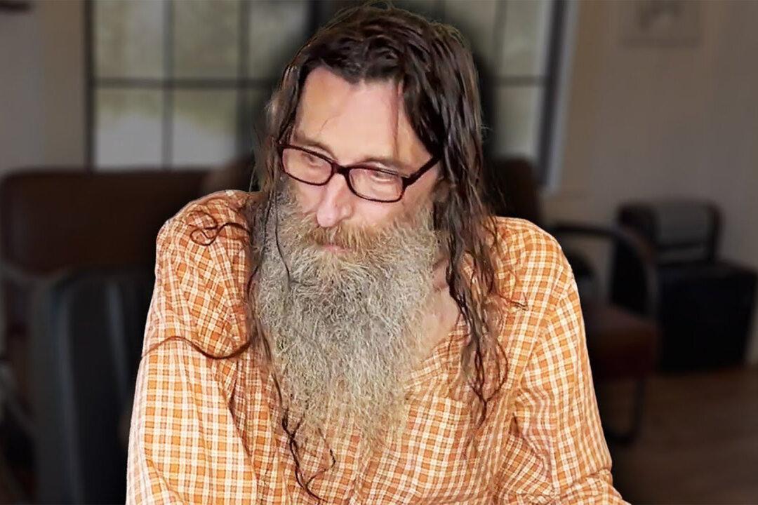 Elderly Homeless Man Transformed by Free Haircut, Looks Unrecognizable After His First Trim in 6 Years