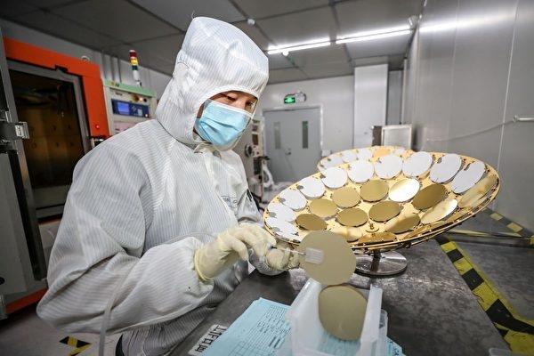 The U.S. chip ban has dealt a significant blow to the development of advanced Chinese semiconductor technology. The image shows a factory producing LED chips in Huai'an City, Jiangsu Province, on June 16, 2020. (STR/AFP via Getty Images)