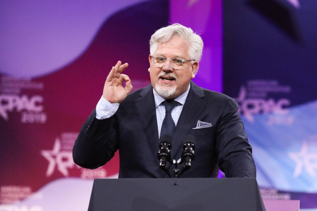 Apple Podcasts Deplatforms and Later Restores ‘The Glenn Beck Program’