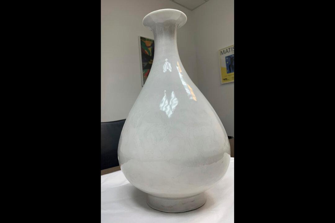 British and Swiss Police Break up a Crime Ring and Recover a Valuable Ming Vase in a Sting Operation