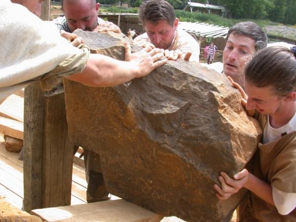 Preparing a stone to be hewn. (Courtesty of Guédelon)