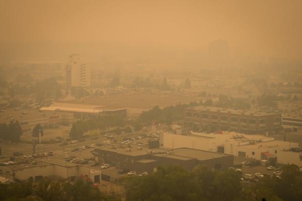 Smoke from wildfires fills the air in Kelowna, B.C., on Aug. 19, 2023. (The Canadian Press/Darryl Dyck)