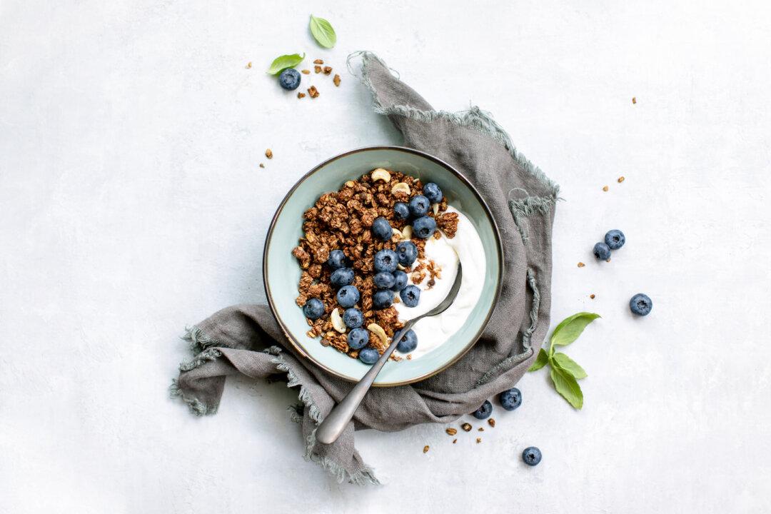 Blueberry Cinnamon Vanilla Granola (Recipe)