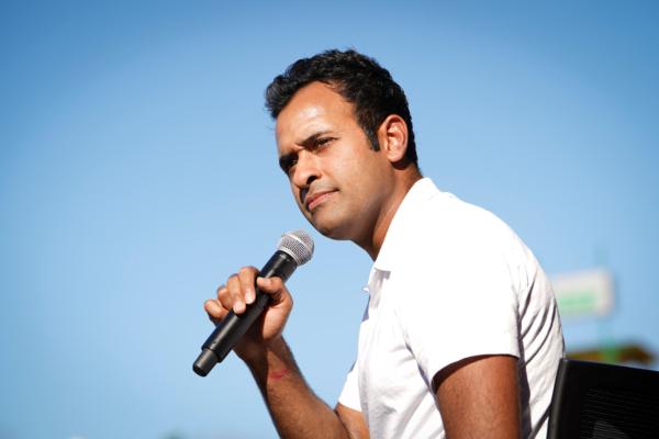 Republican presidential candidate Vivek Ramaswamy speaks at the Iowa State Fair in Des Moines, Iowa, on Aug. 12, 2023. (Madalina Vasiliu/The Epoch Times)