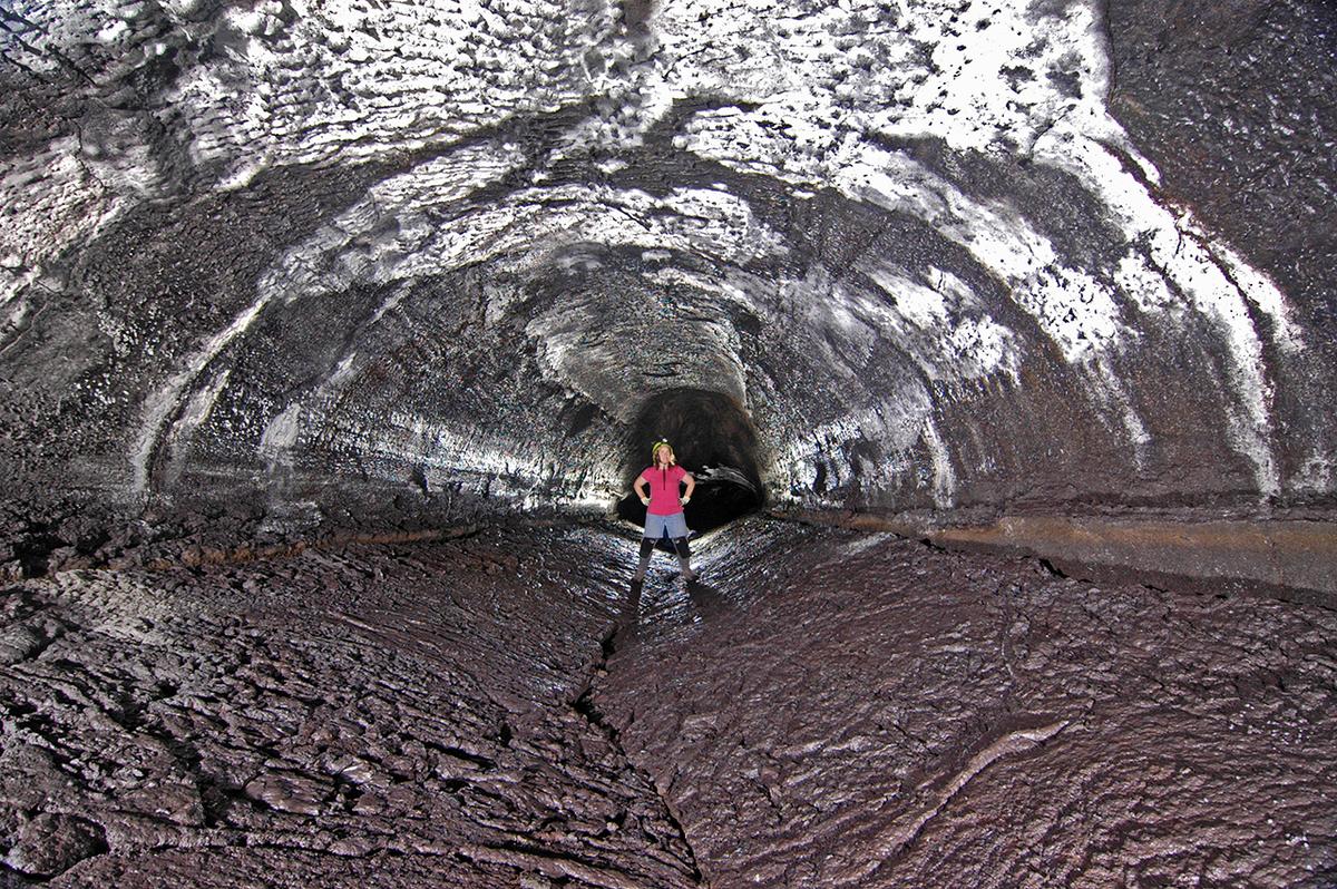 Arched passages in the main lava tube. The floor was the crust of a former lava lake that fell inward as it drained from beneath. (<a href="https://en.wikipedia.org/wiki/File:Kazumura_collapsed_floor.jpg">Dave Bunnell</a>/CC BY-SA 4.0)