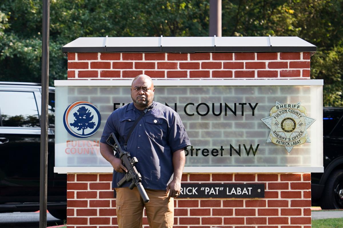 Fulton County Sheriff Deputies guard an entrance of the Fulton County Jail in Atlanta on Aug. 24, 2023. (Madalina Vasiliu/The Epoch Times)